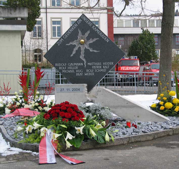 Gedenkstein Feuerwehrunglück 27.11.2004, entworfen von Therese und Peter Münger